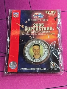 TOM BRADY COIN 2005 SUPERSTARS MEDAGLIONE COLLEZIONE SUPER BOWL NUOVO ORIGINALE - Foto 1 di 2