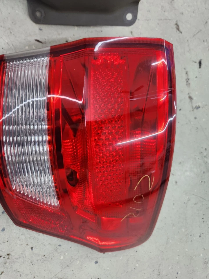 Luz trasera exterior derecha pasajero Jeep Grand Cherokee 11-13 Foto 1 de 1