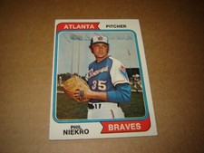 Phil Niekro SIGNED 1974 Topps Baseball Card # 29 Hall of Fame Atlanta Braves