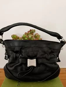 Bolso de Mano Hobo B Makowsky Mediano con Candado de Cuero Negro - Imagen 1 de 14