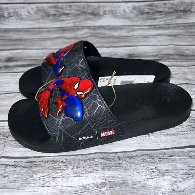 Slides esportivos Adidas Marvel Spider-Man Adilette para piscina preto vermelho - Imagem 1 de 4