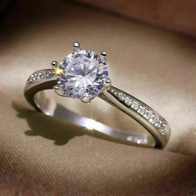 Anillo de compromiso de corte redondo con acabado de oro blanco de diamantes de 2,20 quilates simulado en tamaño 5,5 Foto 1 de 4