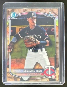 2025 Bowman Chrome Peanuts Refractor Santiago Leon #BCP-247 Twins 1st Prospect - Picture 1 of 2