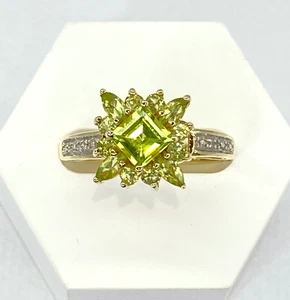 Peridot Ring 9ct Yellow Gold White gold Diamond shoulders. 2.6 grams Size N - Picture 1 of 6