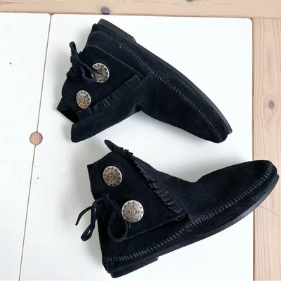 Botines mocasín de cuero negro Minnetonka MUJER 9,5 suela dura corbata concho Foto 1 de 4