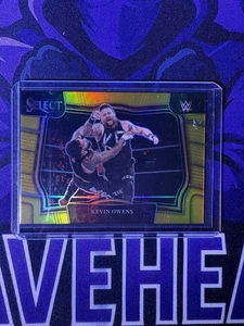 2023 Panini Select WWE Kevin Owens Gold Ringside #5/10 - Foto 1 di 2