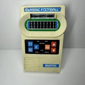 2000 Mattel Classic Football elektronisches Handheld-Spiel FÜR TEILE FUNKTIONIERT NICHT - Bild 1 von 3