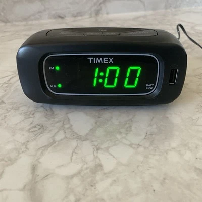 Reloj despertador digital Timex con toma USB T1210 negro Foto 1 de 4