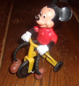Mickey Mouse de plástico Disney 1977 de colección en un triciclo bicicleta juguete 5" de alto - Imagen 1 de 4