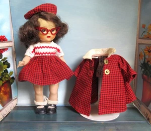 Nancy Ann Muffie Muñeca Años 50 Rojo Cuadros Vestido Morena SLW Azul Gafas Sombrero Abrigo - Imagen 1 de 12