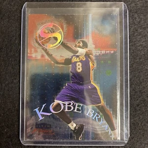 1999-00 Fleer Focus Soar Subjects #8 Kobe Bryant Lakers NBA HOF Inserto Salón de la fama - Imagen 1 de 2
