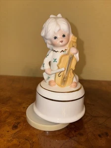Caja de música vintage Angel Christmas tocando violonchelo toca corriendo por la nieve - Imagen 1 de 5
