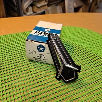 Plymouth Fury I II III Gran Coupé 1973 sedán nuevo en stock MoPar parrilla medallón Foto 1 de 2