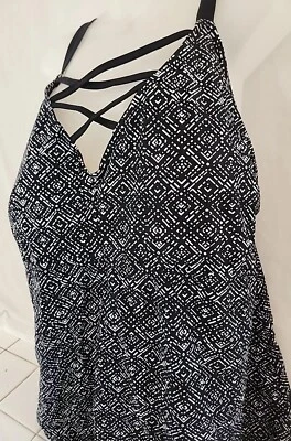 Nuevo top de baño Tankini AVA & VIV para mujer PLUS 26w negro/blanco Foto 1 de 4