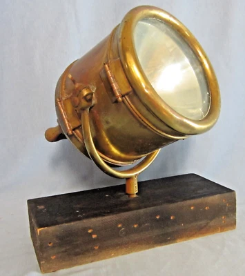 Antigua LUZ DE BÚSQUEDA DE BARCO MARINO NÁUTICO de latón de 1920 Vesta Acumulador Chicago Foto 1 de 4