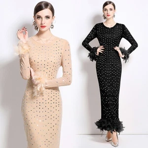 Vestido largo ajustado con estrás empalme de plumas manga larga Occident Runway para mujer  - Imagen 1 de 20