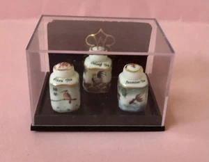 Reutter Porzellan Miniatur für Puppenstube: Drei Teedosen mit schönem Motiv - Bild 1 von 3