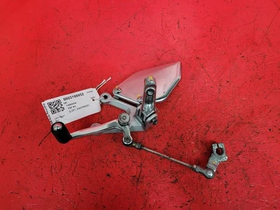 Yamaha YZF R3 2016 reposapiés delantero izquierdo Foto 1 de 4