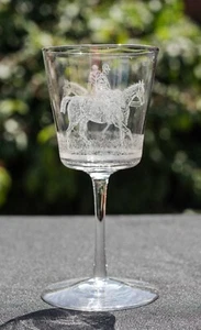 Bellissimo bicchiere da corsa cavallo e fantino finemente inciso gambo 41/2" pollici #5 - Foto 1 di 3