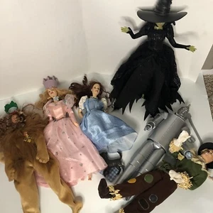 Lote de Muñecas Mattel Dorothy El Mago de Oz León Espantapájaros Hombre de Hojalata Bruja Glinda - Imagen 1 de 19