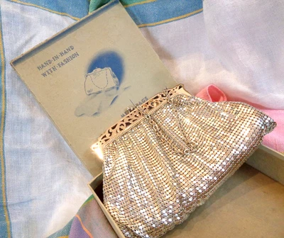 BOLSO/CARTERA DE NOCHE VINTAGE DE MALLA PLATEADA WHITING & DAVIS - MUY BUENO - CON CAJA Foto 1 de 4