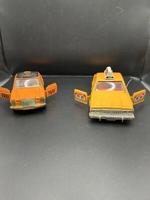 Lote De 2 Taxis Juguetes Corgi De Colección Mercedes Benz Chevrolet Caprice Clásico Foto 1 de 4