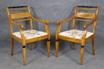 Precioso par de sillones estilo Biedermeier de abedul ebonizado Foto 1 de 4