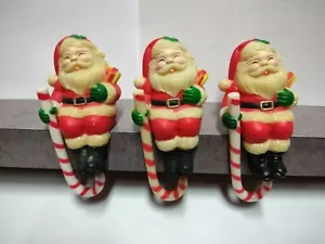 3 Vintage Kunststoff Weihnachtsmann Strumpf Halter mit Original Made in China Aufklebern - Bild 1 von 4