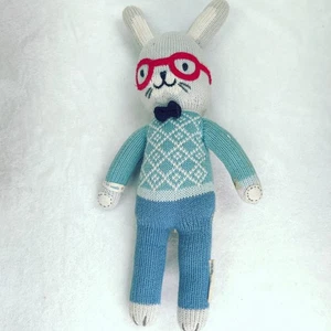 Kuscheln + Kind Benedikt Junge Hase Kaninchen rote Brille Strick Plüsch Stofftier 16 Zoll - Bild 1 von 6