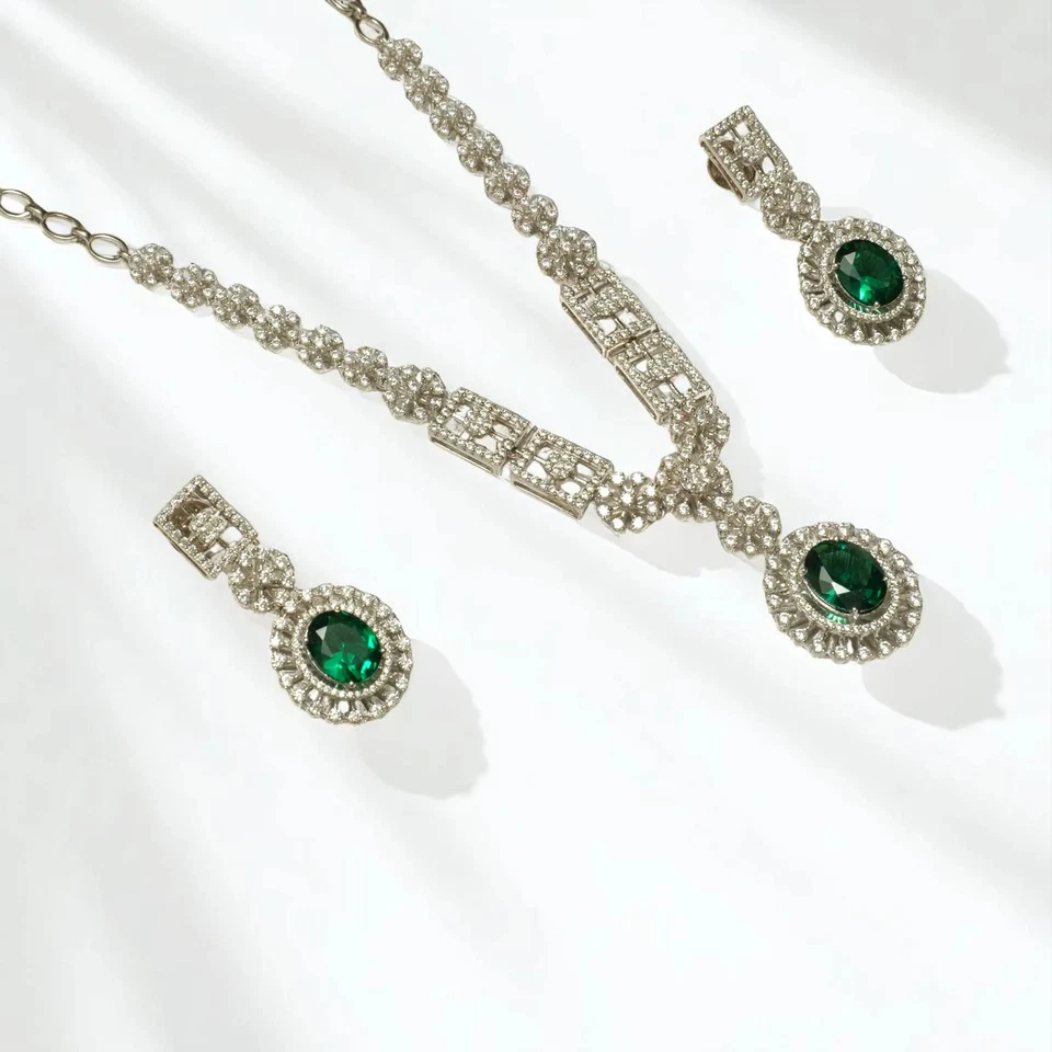 Juego de pendientes collar de diamantes esmeralda natural de 3,85 quilates diseño de halo floral de oro de 14 k Foto 1 de 4