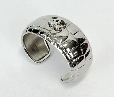 Brazalete Chanel Chapado en Paladio Metal Cocodrilo Repujado CC Plata 2007 Foto 1 de 4