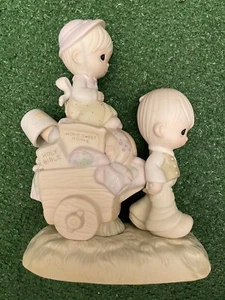 Enesco 1979 Precious Moments "Walking By Faith" niño y niña en carro #E-3117 - Imagen 1 de 6