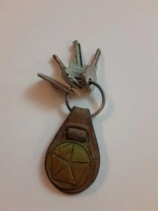 Chrysler Vintage Llavero Latón Cuero Sistema de Entrega VIP Pentastar 3 Llaves Llavero - Imagen 1 de 6
