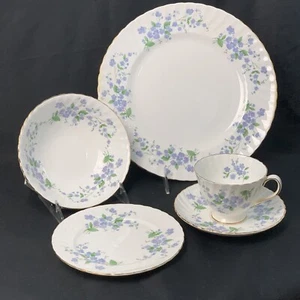 Excellent Adderley FORGET ME NOT 5 Piece Place Fine China Setting - Picture 1 of 3