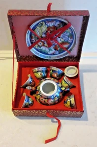 Set tè/sake porcellana orientale in miniatura nuovo in bellissima scatola rossa e oro - Foto 1 di 6
