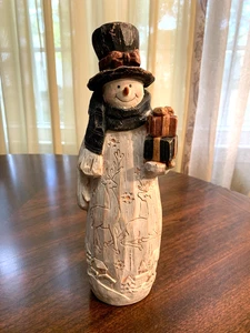 Hallmark Harz Schneemann Figur trägt Mütze Schal hält Geschenke geschnitzte Designs - Bild 1 von 9