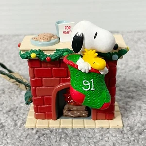Hallmark Ornament 1991 Flackerndes Licht Snoopy Kamin Charlie Brown Peanuts - Bild 1 von 7