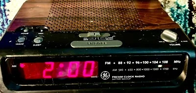 Vintage General Electric GE AM/FM Clock Radio MODEL 7-4613D - Image 1 of 4