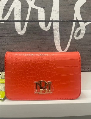 Bolso Bandolera/Sobre Pequeño Badgley Mischka con Correa Dorada NARANJA PRECIO DE VENTA SUGERIDO POR EL FABRICANTE $99 Foto 1 de 4