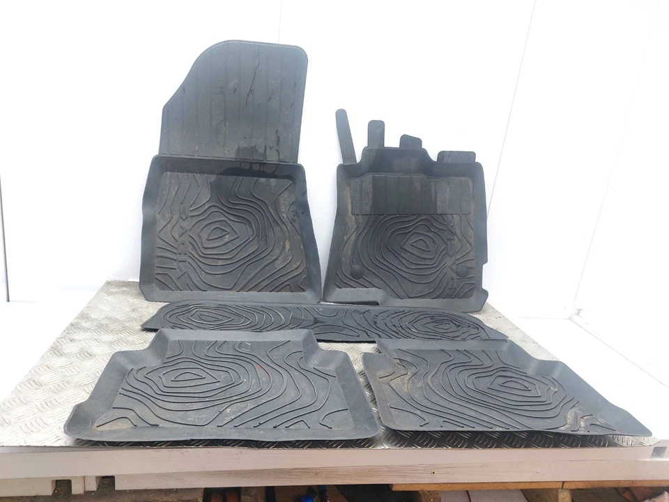 SET OF 5 INTERIOR RUBBER FLOOR MAT LINERS 749022430R DACIA JOGGER 2024 - Image 1 of 4