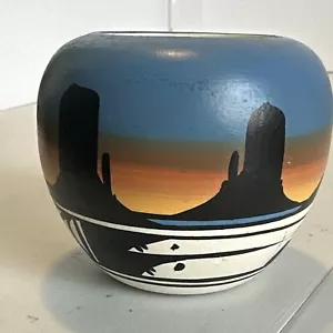 "Jarrón de cerámica pequeño hecho a mano Navajo indio americano firmado T. negro 2,5"" por 3,5""" - Imagen 1 de 14