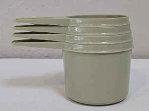 Set 4 misurini vintage Tupperware verde oliva nido -MANCA 1/4 TAZZA - Foto 1 di 8