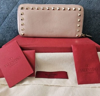 Valentino Garavani Rockstud caixa carteira com zíper, bolsa de pó e etiquetas - rosa claro  - Imagem 1 de 4