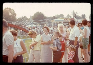 Coney Island Cincinnati Ohio parco divertimenti giostre persone 35 mm diapositiva anni 60 - Foto 1 di 3