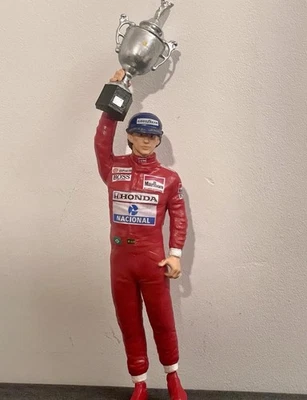 Экшн-фигурка в масштабе 1/8 Ayrton Senna GP Brazil 1991 McLaren с трофеем  - Изображение 1 из 4