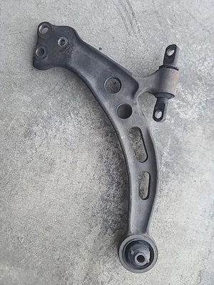 Braço de controle de suspensão esquerdo Toyota Camry Avalon 1997-2001 peça OEM 48069-33031 - Imagem 1 de 4