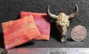 2 ZWEI Kissen Southwest Design bronzefarben Büffel Totenkopf MUSS LACKIERT WERDEN 1:12 Mini 7258 - Bild 1 von 4
