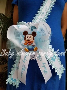 Babyparty Mickey Mouse Mom To Be It's a Boy Schärpe blaues Band mit Corsage - Bild 1 von 12