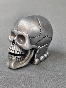 Pisapapeles calavera de metal Spitzer Skull 6 cm Paperwight con sacapuntas - Imagen 1 de 11