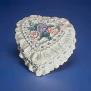 Herzförmige weiße Keramik Spitze Schmuckschatulle mit Blumendeckel Vintage - Bild 1 von 12
